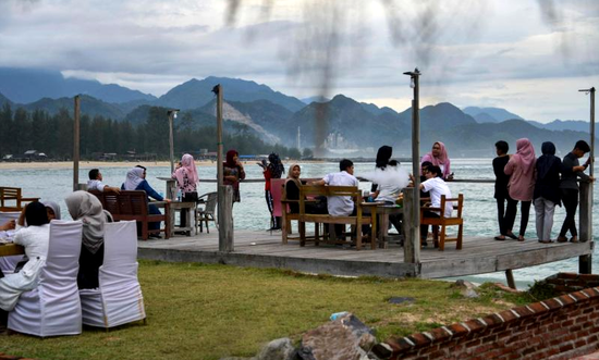 印尼当地7月，洛克雅海边的许多游客没戴上口罩，也没保持社交距离。