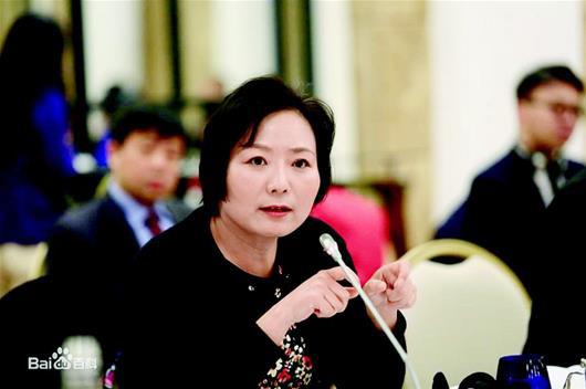 图为:龙湖集团董事长吴亚军位列第二