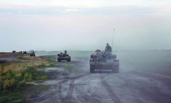 ↑董存瑞生前所在部队深入科尔沁草原展开实兵对抗演练。陈健 摄