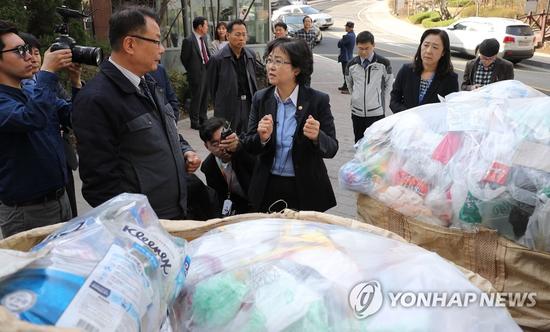 2日下午,韩国环境部官员在京畿道光明市一小区视察