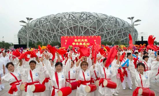 ↑2015年7月31日,市民在北京国家体育场“鸟巢”前庆祝北京携手张家口获得2022年冬奥会举办权。新华社记者谢环驰摄