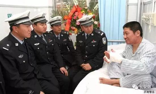受伤住院期间，济南交警代表到医院看望慰问