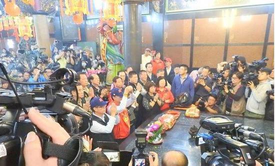 17日,郭台铭在宣布参选之前,前往妈祖庙拜拜