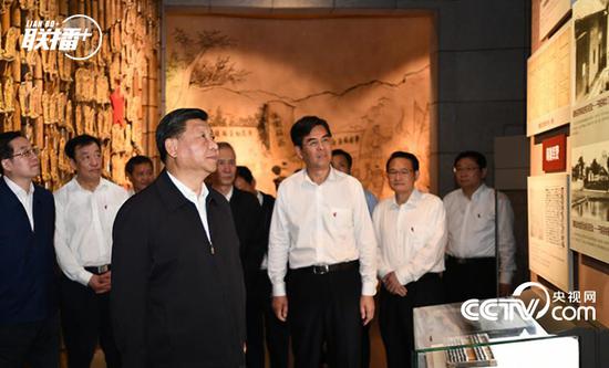 2019年5月20日,习近平在江西省赣州市于都县中央红军长征出发纪念馆参观,听取有关中央红军长征集结出发历史情况介绍。