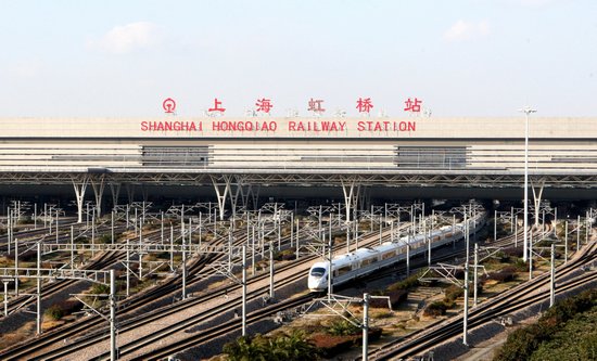 一趟动车组列车从上海虹桥站驶出。    许文峰  摄