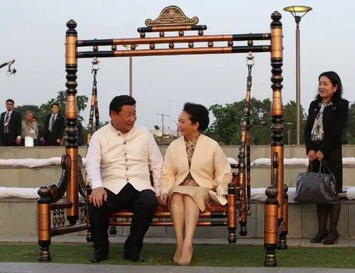 　2014年9月17日，习近平和夫人彭丽媛在印度一起荡秋千。（图片来源：新华社）