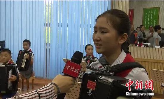 13岁的全雅真(化名)正在演唱歌曲。中新网视频截图