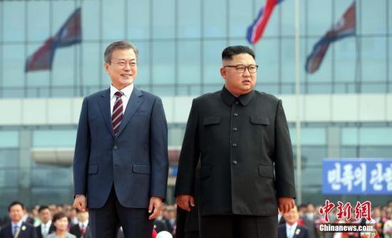 9月18日,韩国总统文在寅抵达朝鲜平壤,朝鲜最高领导人金正恩携夫人李雪主到机场迎接。图为文在寅与金正恩检阅朝鲜仪仗队。 平壤联合采访团供图