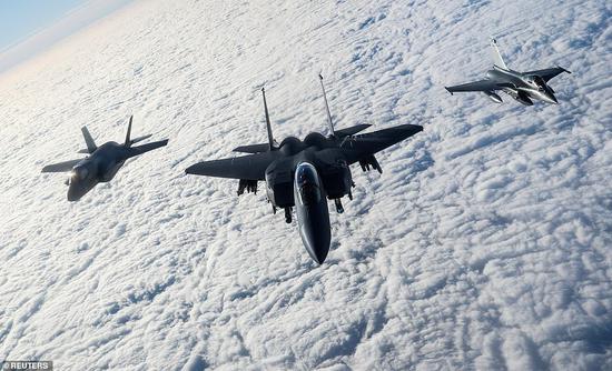 美国F-15、英国F-35B、法国阵风战机在北海上空演习。（图源：路透社）