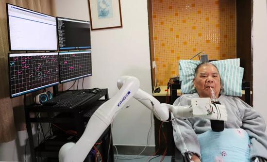 72岁的张先生通过“意念”操控机械臂,顺利地喝到可乐。 本文图片均来自微信公众号@浙江日报