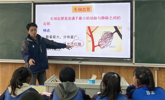 4月20日，在青海省玉树市第三民族中学，曾承琪在给学生上课。新华社发（受访者供图）