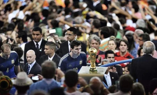  ·2014年巴西世界杯决赛后，与冠军失之交臂的梅西凝视大力神杯，诠释了什么叫“可望而不可及”。