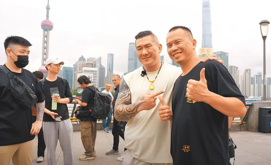 ·陳之漢(右二)逛上海外灘,很多路人前來合照。