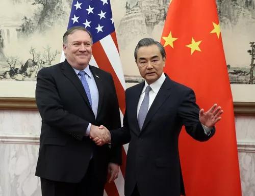 ▲2018年10月8日,国务委员兼外交部长王毅在北京会见美国国务卿蓬佩奥。双方就中美关系进行了深入沟通。(外交部网站)