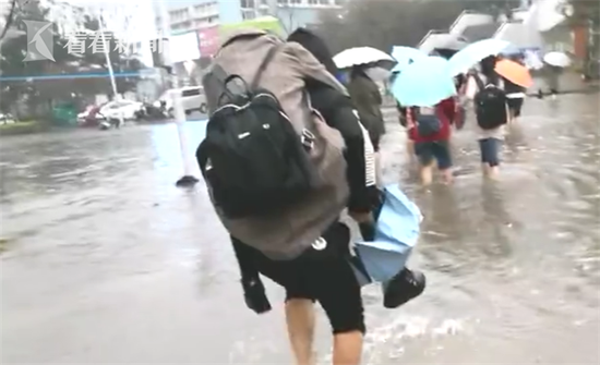 男子暴雨后背女友趟水走 路人羡慕：别人家男朋友
