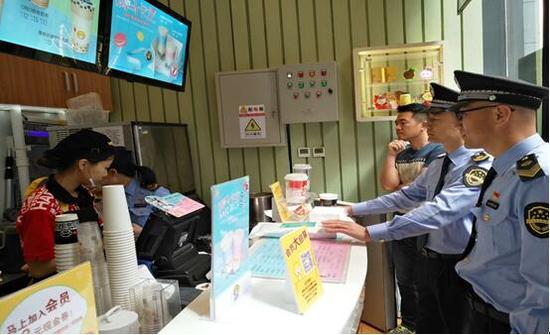 北京市食药监局对外卖店铺进行检查。