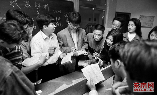 上世纪90年代初，晋江市青阳镇举办村级干部后备队伍培训班，老师在评析学员试卷。福建日报记者　林辉龙　摄