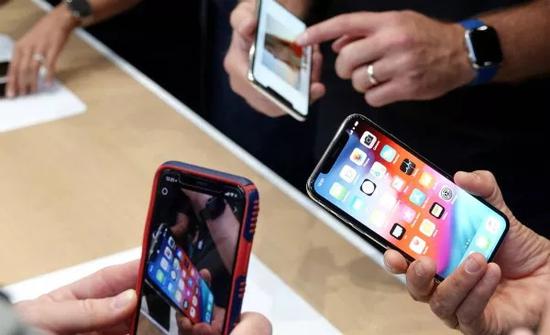 9月12日，在美国加利福尼亚州丘珀蒂诺市举行的苹果新品发布会后，人们体验手机。新华社记者吴晓凌摄