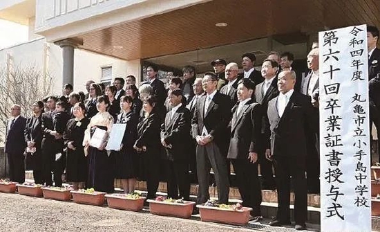 小手島中學舉行一個人的畢業典禮。圖源：GJ（下同）
