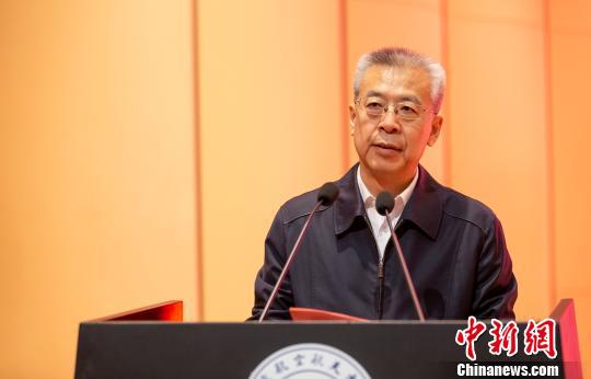 吕梁市委书记李正印多次为吕梁山护工进京送行,并三次赴京为其找“婆家”。 冯帅 摄