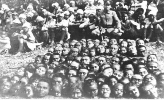 日本人炫耀屠杀台湾人的人头照片。台湾网站截图