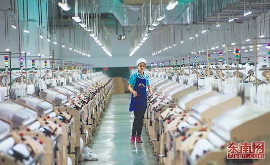2016年，晋江龙峰纺织科技实业有限公司，一位技术人员正在看管近百台日本进口的津田驹智能喷水织机，在一期10万平方米的生产车间里，1000多台设备仅有几十个工人在现场操作。作为国内领先的锦纶织造企业，龙峰纺织“嫁接”国际顶尖的智能制造技术，通过屋顶太阳能分布式光伏发电和中水回用系统实现绿色制造理念，引领行业转型升级。　福建日报记者　王毅 摄