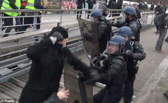 法国前拳击冠军与警察发生冲突。(图源:每日邮报)
