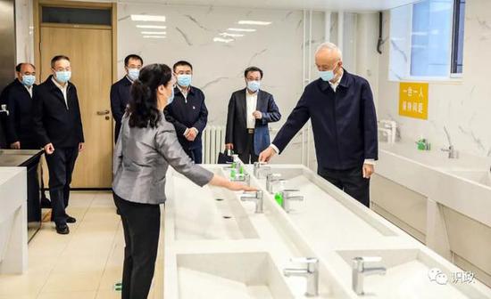 蔡奇察看学校盥洗室