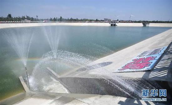 来自福建的清水流进金门田埔水库旁的受水池