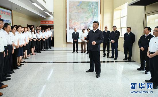 7月15日至16日,中共中央总书记、国家主席、中央军委主席习近平在内蒙古考察并指导开展“不忘初心、牢记使命”主题教育。这是16日上午,习近平到内蒙古自治区自然资源厅,实地调研指导开展“不忘初心、牢记使命”主题教育。 新华社记者 谢环驰 摄