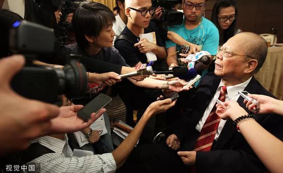 2012年7月,曾宪梓在香港接受采访。图片来自视觉中国
