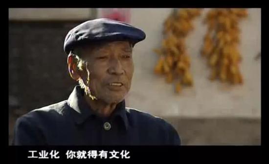 (图为当年山西省芮城县东岩村负责村里扫盲工作的干部赵鹏飞)