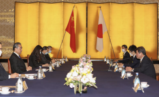 11月24日,王毅在东京同日本外相茂木敏充举行会谈