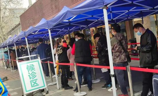 北京市一接种点,打疫苗的人排长队 方凤娇/摄