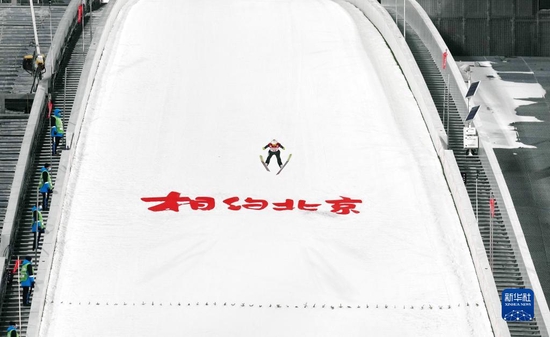 2021年12月5日，中国选手董冰在“相约北京”系列测试赛2021-2022国际雪联跳台滑雪洲际杯女子个人标准台第二站比赛中。新华社记者 牟宇 摄
