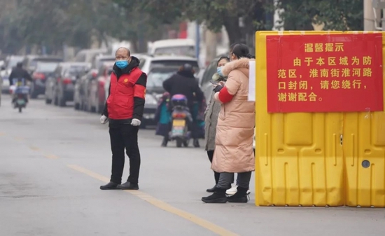 ▲ 2022年1月7日，在郑州疫情防范区卡点，防疫工作人员坚守岗位。