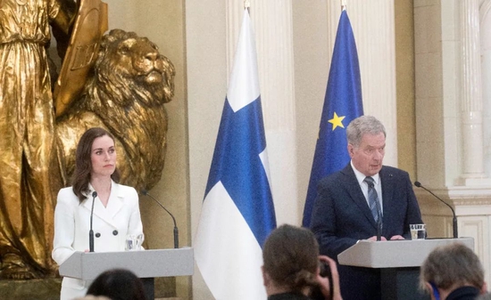  当地时间5月15日，芬兰总统尼尼斯托（右）和芬兰总理马林（左）举行新闻发布会。图/IC photo