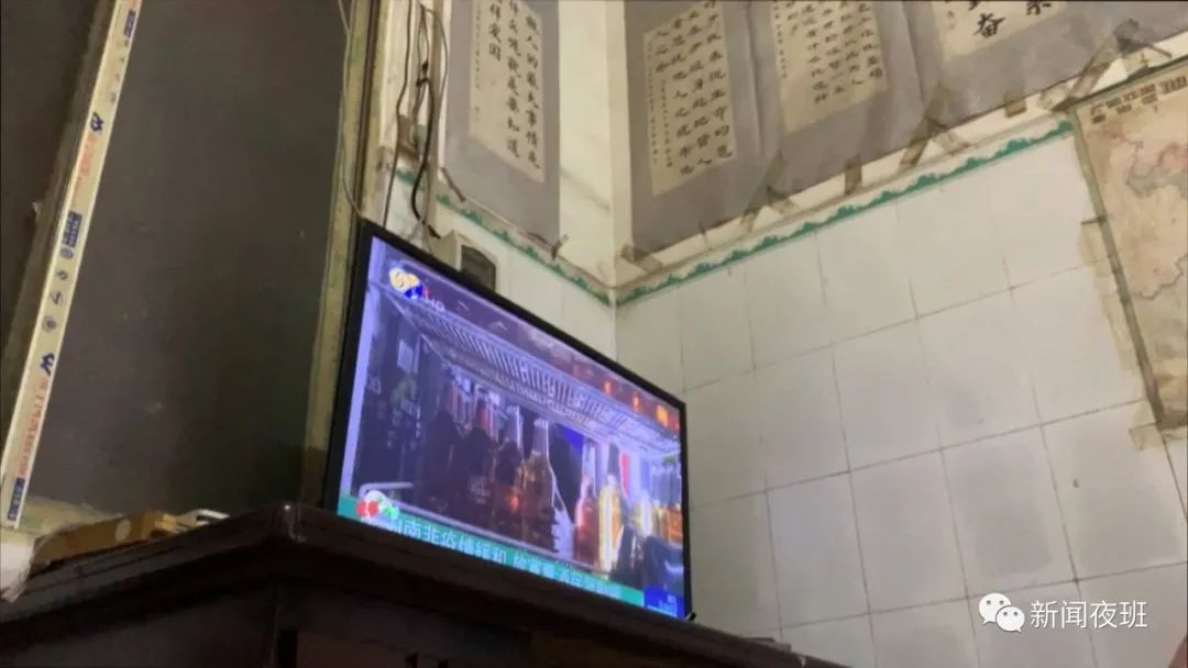 广西南宁又现“丁义珍式窗口” 办事要半蹲甚至跪下