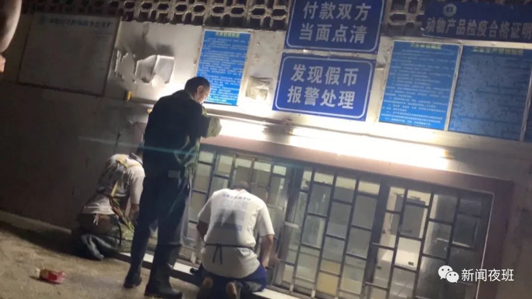 广西南宁又现“丁义珍式窗口” 办事要半蹲甚至跪下