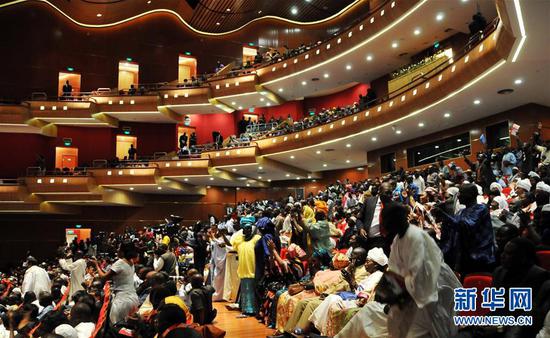 这是2011年4月15日，人们在塞内加尔首都达喀尔中国援建的塞国家大剧院内观看演出。新华社记者 刘芳 摄