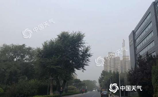 今晨，北京能见度较差。