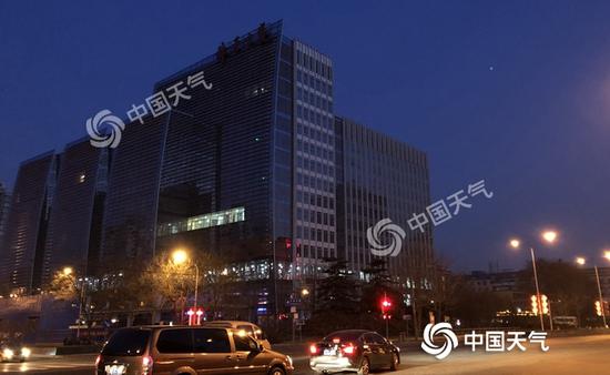 今晨,北京天微微亮,街灯还未熄灭。(图/王晓)