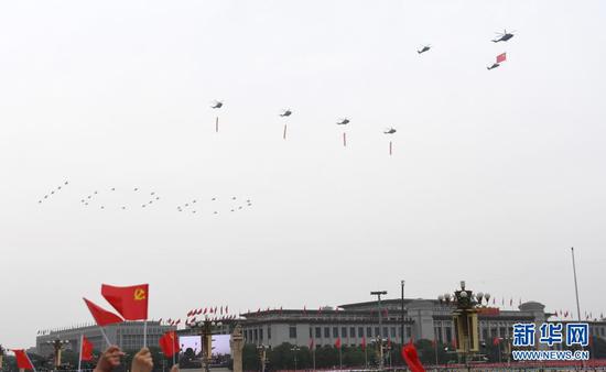 7月1日上午,庆祝中国共产党成立100周年大会在北京天安门广场隆重举行。这是飞行庆祝表演。新华社记者 李欣 摄