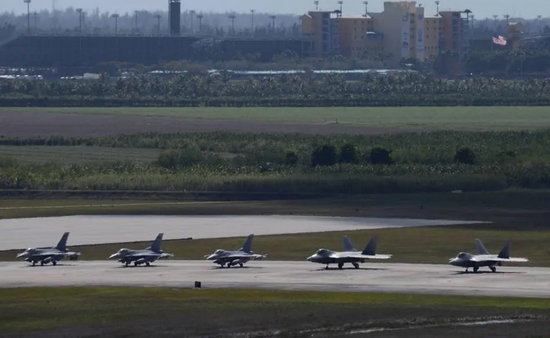 美国佛罗里达州空军基地正在撤离（视频截图）