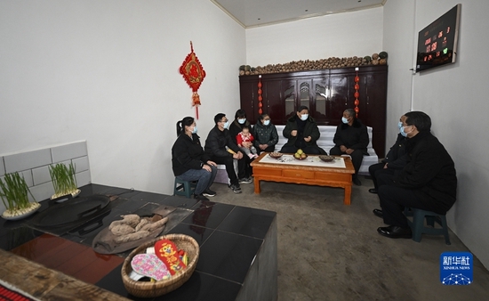 1月26日至27日,中共中央总书记、国家主席、中央军委主席习近平来到山西,看望慰问基层干部群众。这是26日下午,习近平在临汾市汾西县僧念镇段村同村民蔡文明一家亲切交流。新华社记者 李学仁 摄