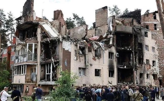 泽连斯基安排“三巨头”参观伊尔平市被俄军炸毁的民宅