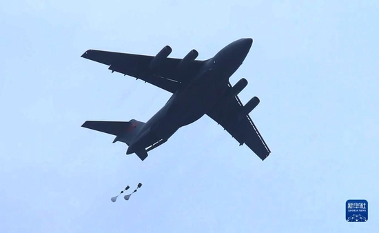 中国空军大型运输机运-20与空降兵部队联合开展空降空投训练(资料照片)。新华社发