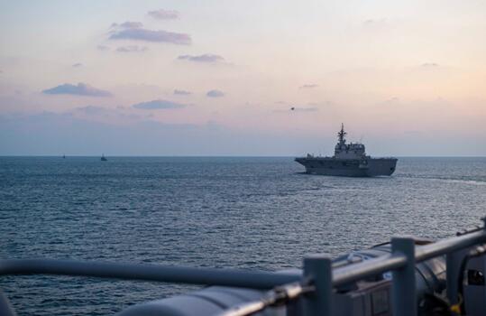 美日“准航母”在东海开展联合演练的画面