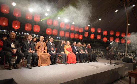法鼓山“除夕撞钟”政治味浓厚,马、吴默契祝两岸和平。