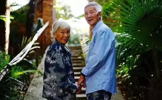 她又很“拮据”: